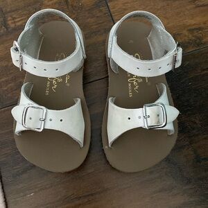 Size 6 sun-San white girls sandal